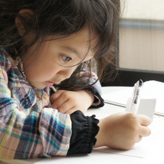 アフタースクール 小中学生が勉強する様子